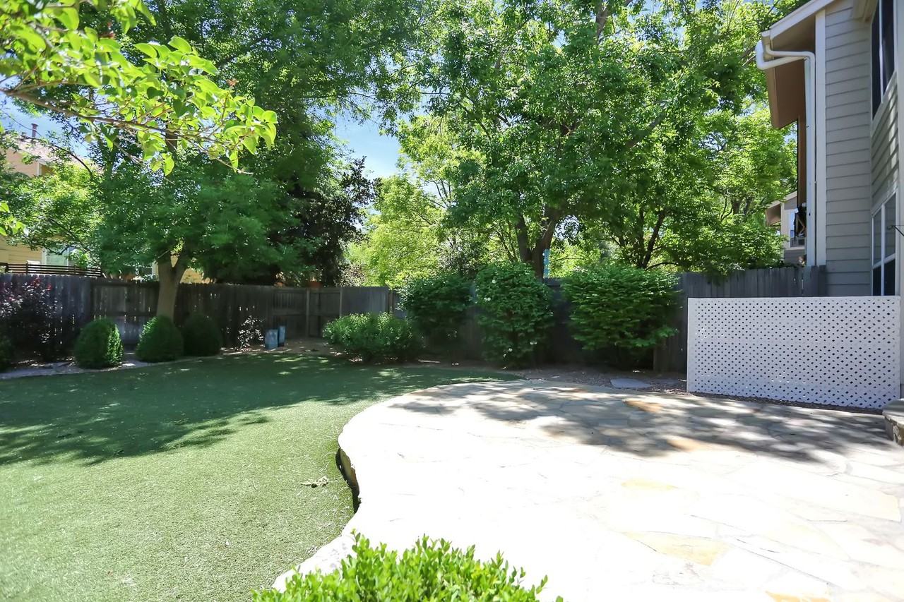 1576 S Syracuse St - Photo 5 of 35