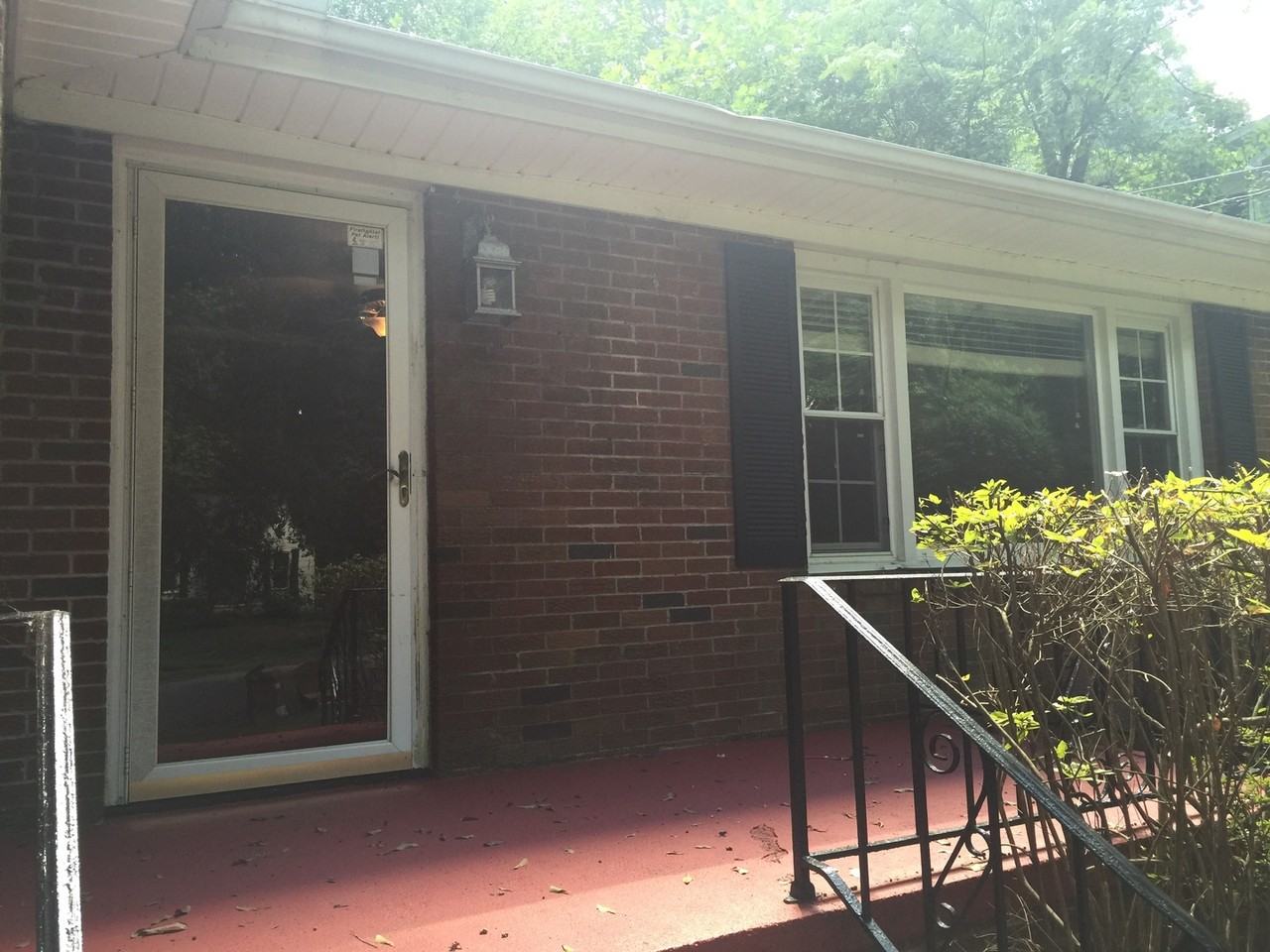 228 W Hillcrest Dr - Photo 2 of 15
