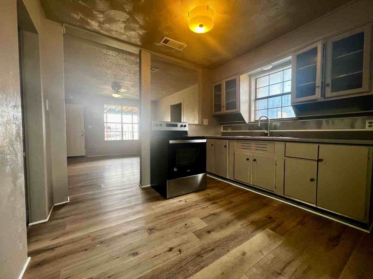220 N 6th St - Photo 4 of 9