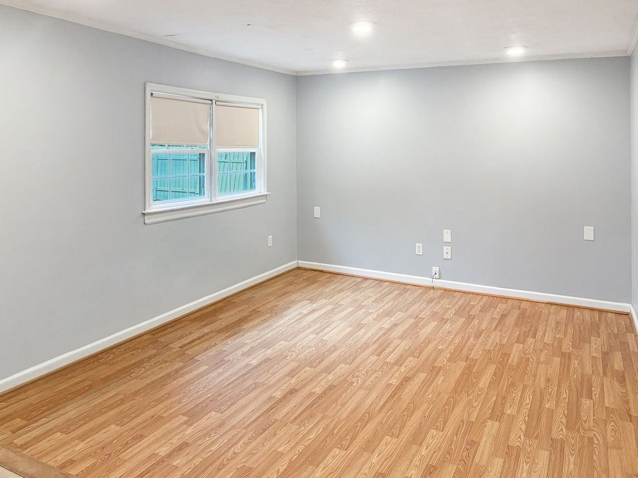 1019 Halsey Ln - Photo 3 of 12