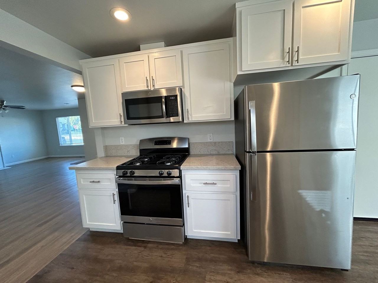 2843 Stormes Ave - Photo 4 of 14