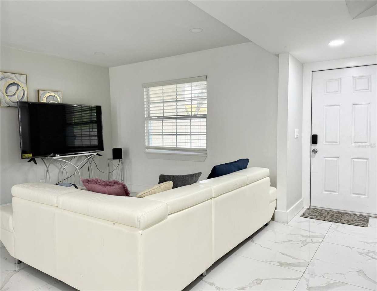 5118 Tennis Court Cir - Photo 4 of 25