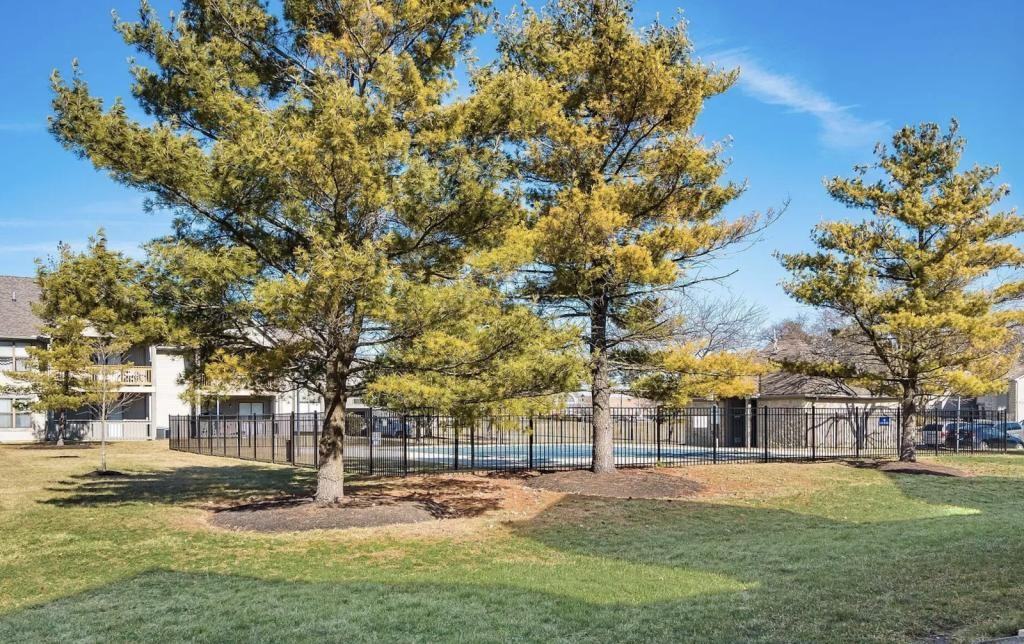 2701 Greystone Dr Apt F - Photo 4 of 11