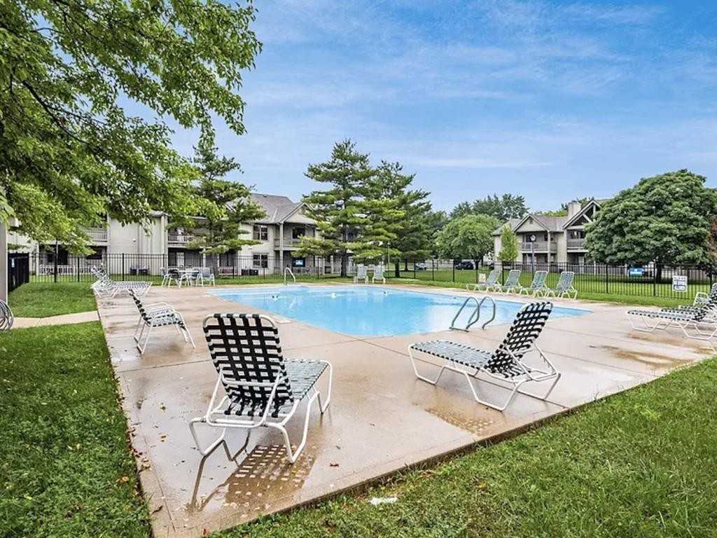 2701 Greystone Dr Apt F - Photo 5 of 11