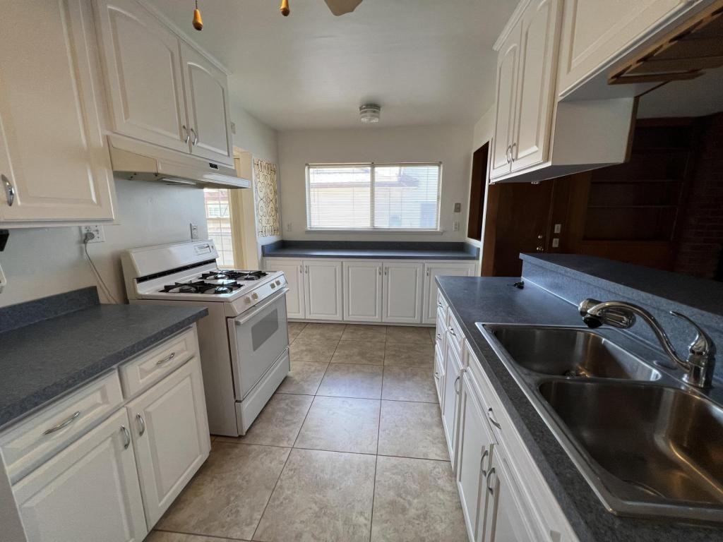 6402 Birchwood St - Photo 3 of 17