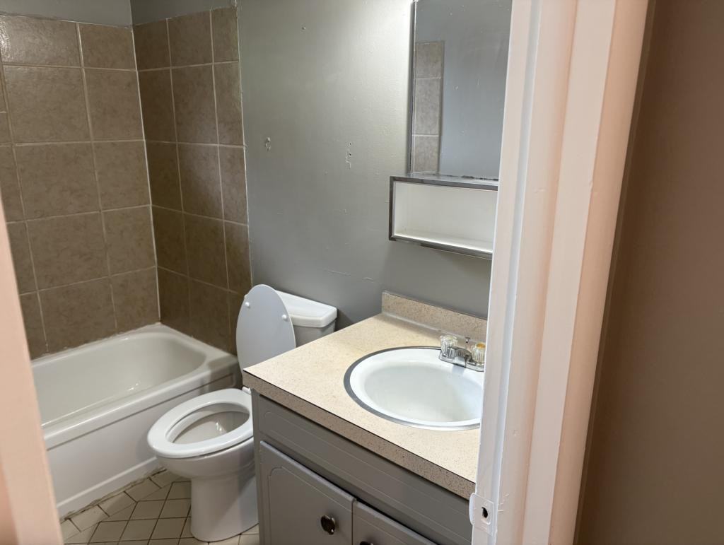 915 S Dewey Ave - Photo 3 of 11