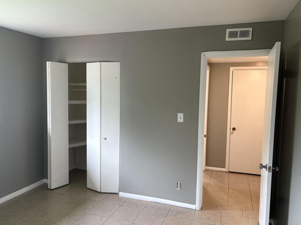 915 S Dewey Ave - Photo 4 of 11