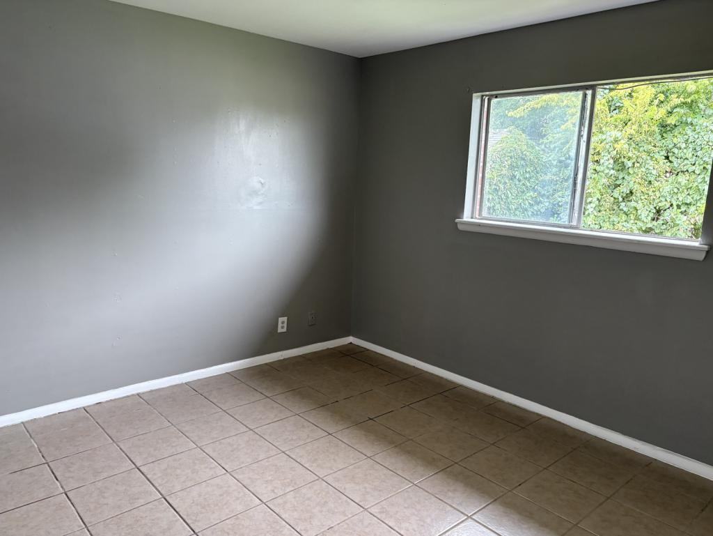 915 S Dewey Ave - Photo 5 of 11