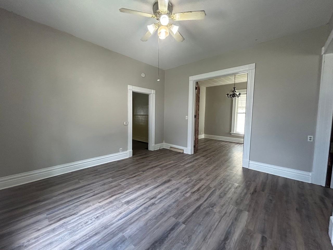 309 W 11th St - Photo 2 of 9