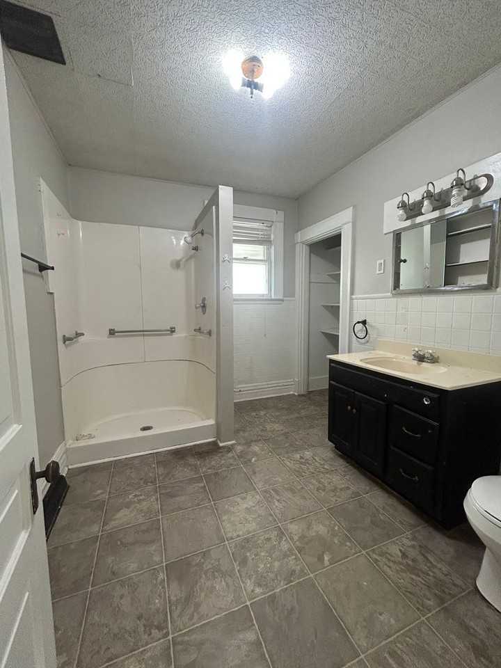 309 W 11th St - Photo 6 of 9