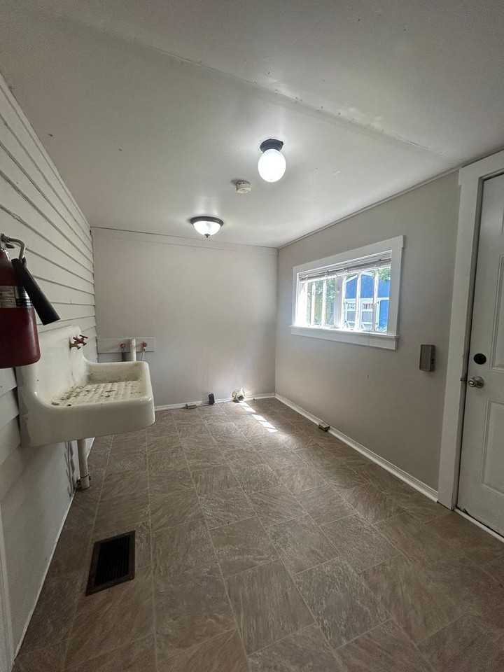 309 W 11th St - Photo 7 of 9