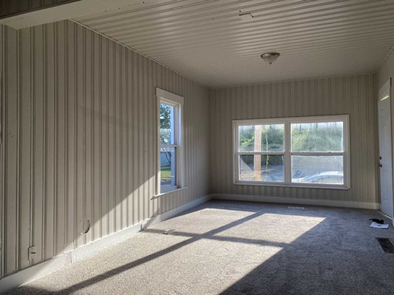 209 N Irwin St - Photo 3 of 10