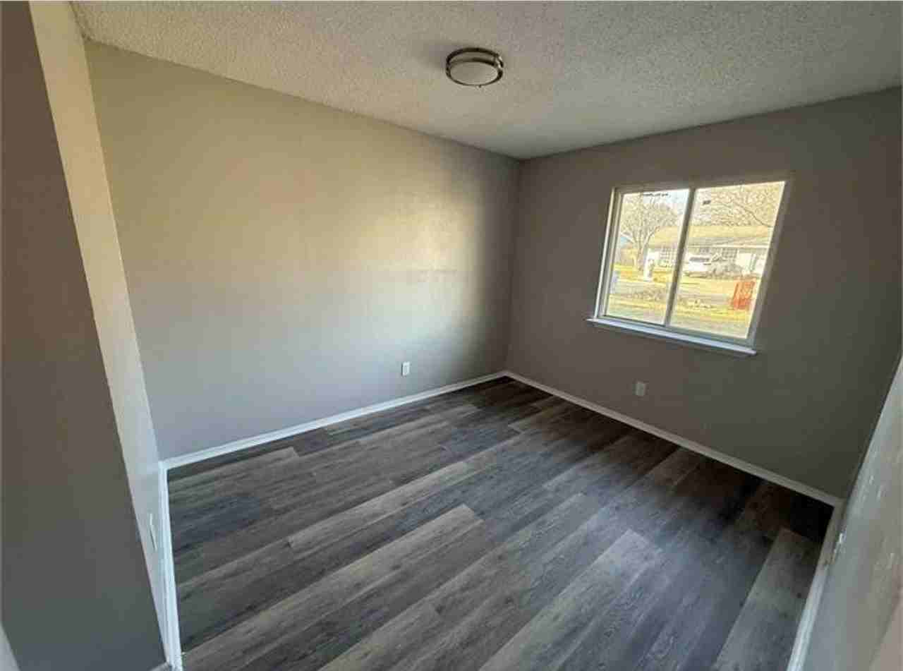 2421 Rockridge Dr - Photo 3 of 9