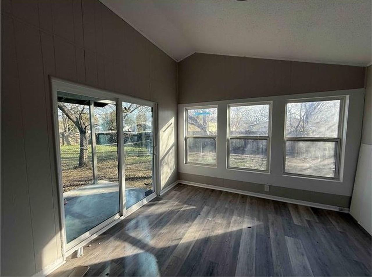 2421 Rockridge Dr - Photo 4 of 9