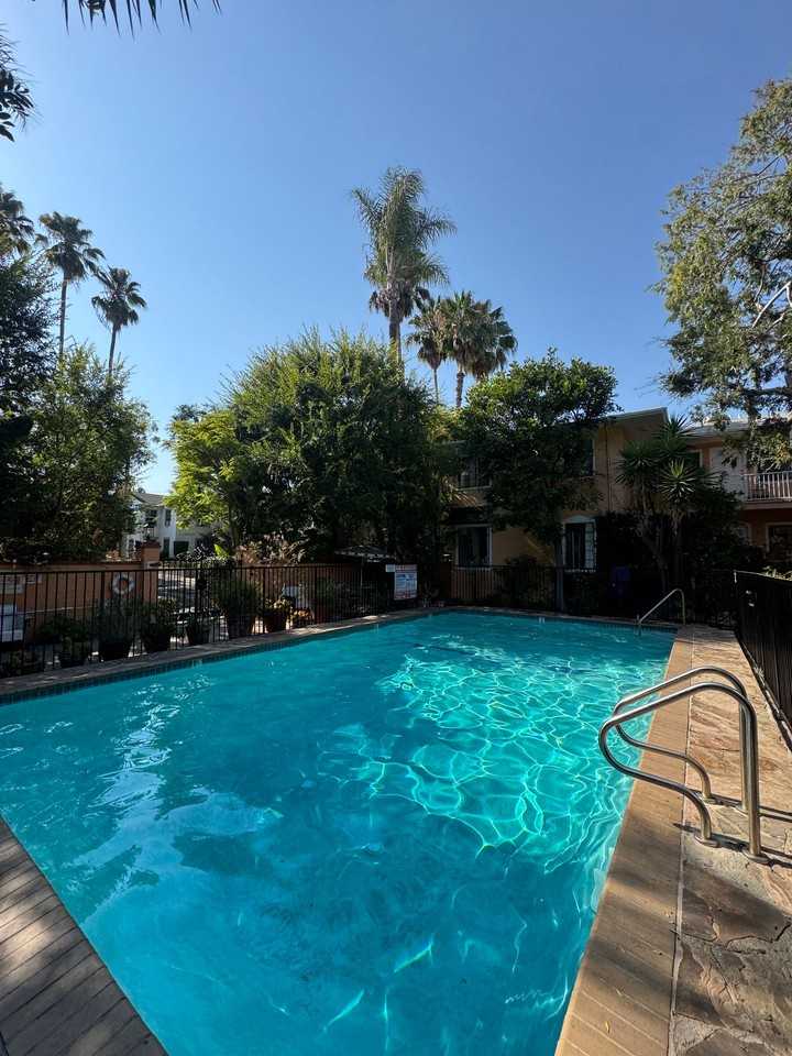 Hayworth Courtyard Apartments – West Hollywood Living - Photo 3 of 21