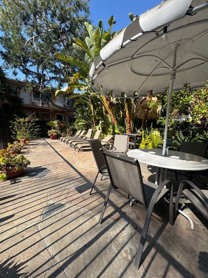 Hayworth Courtyard Apartments – West Hollywood Living - Photo 4 of 21