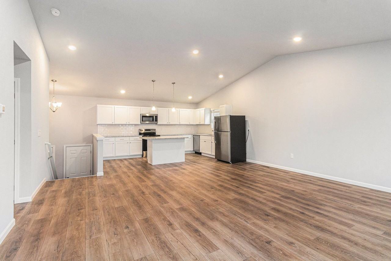 4394 Pine Creek Dr - Photo 4 of 23