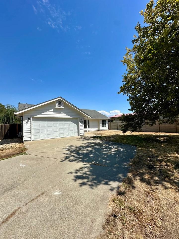 3228 Lyndsey Ln - Photo 2 of 24