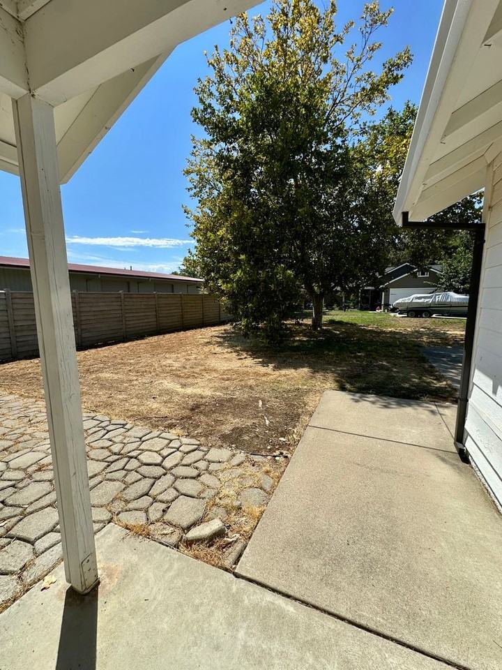 3228 Lyndsey Ln - Photo 4 of 24