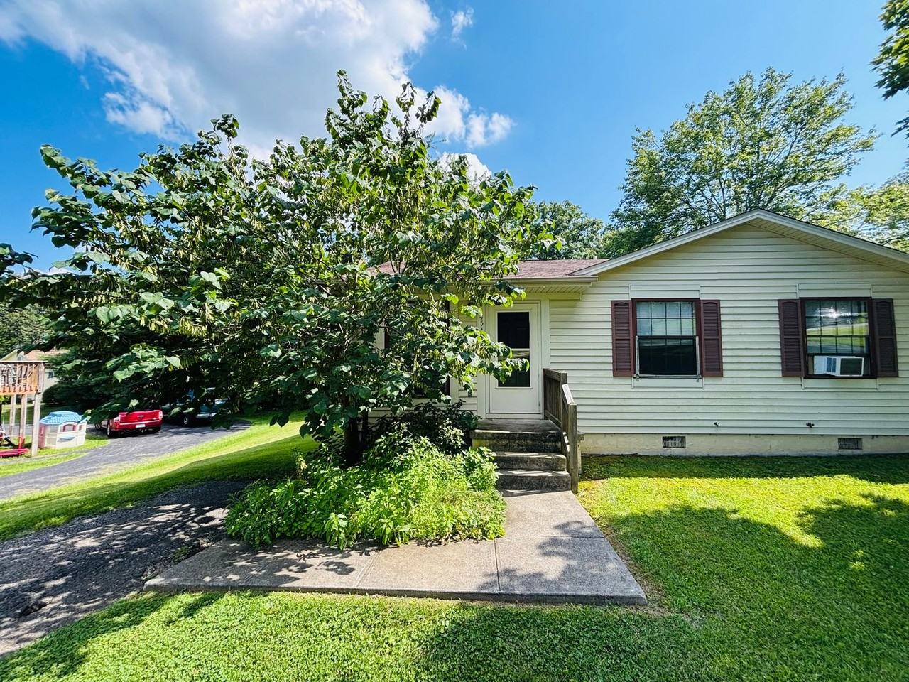 145A Thelma Ln - Photo 2 of 12