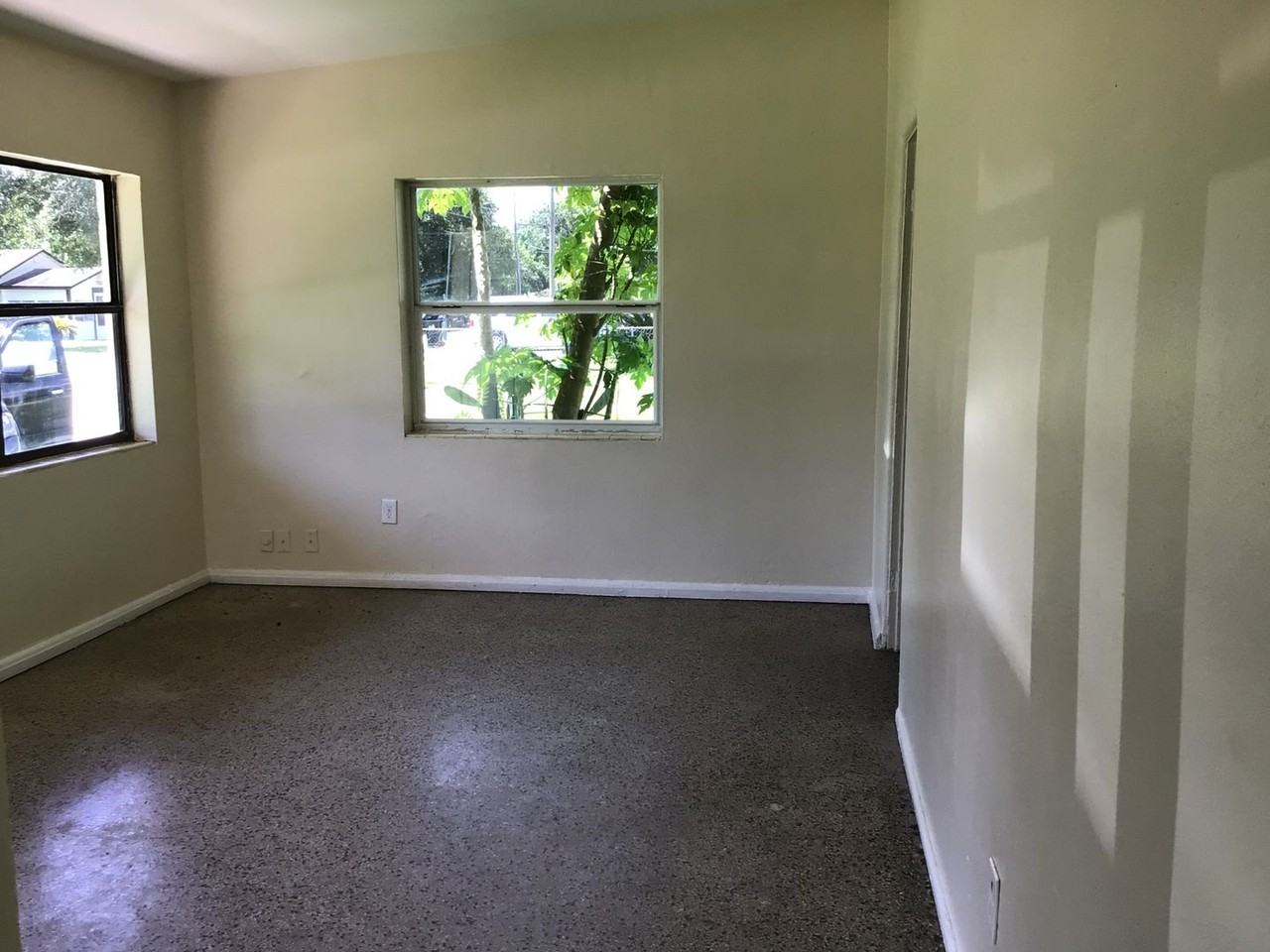 1212 Sasoon Ave - Photo 2 of 10