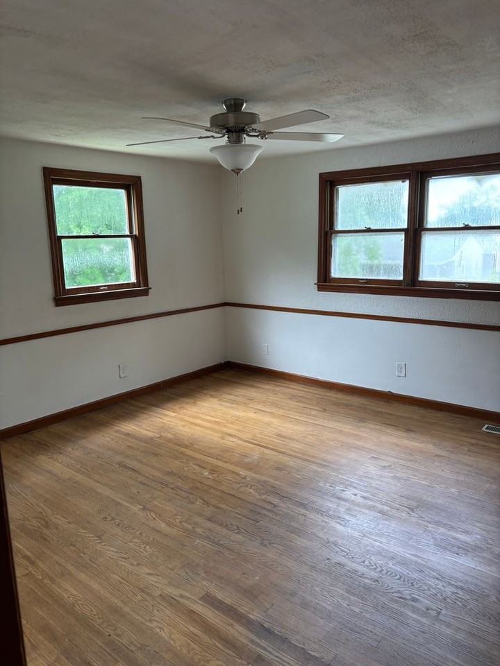 121 W South C St - Photo 5 of 6