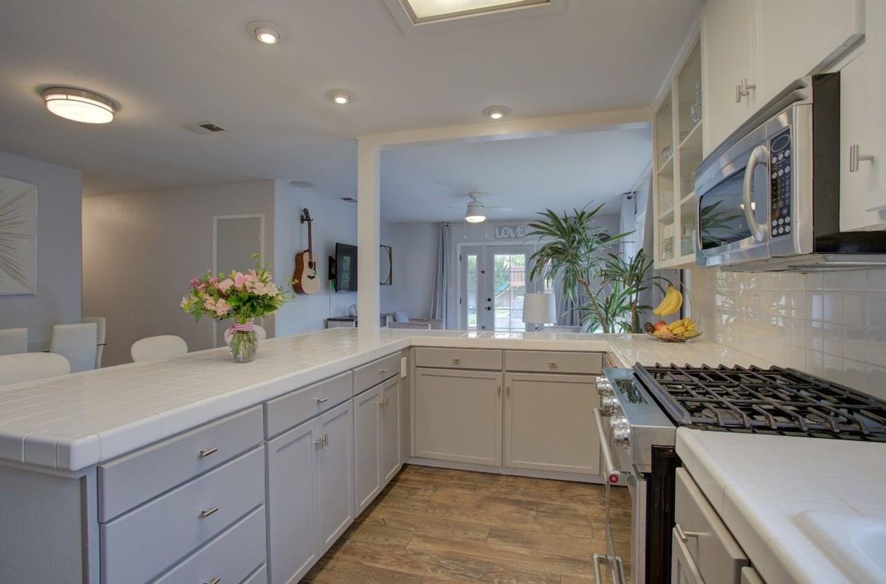 1480 Mentone Ave - Photo 3 of 12