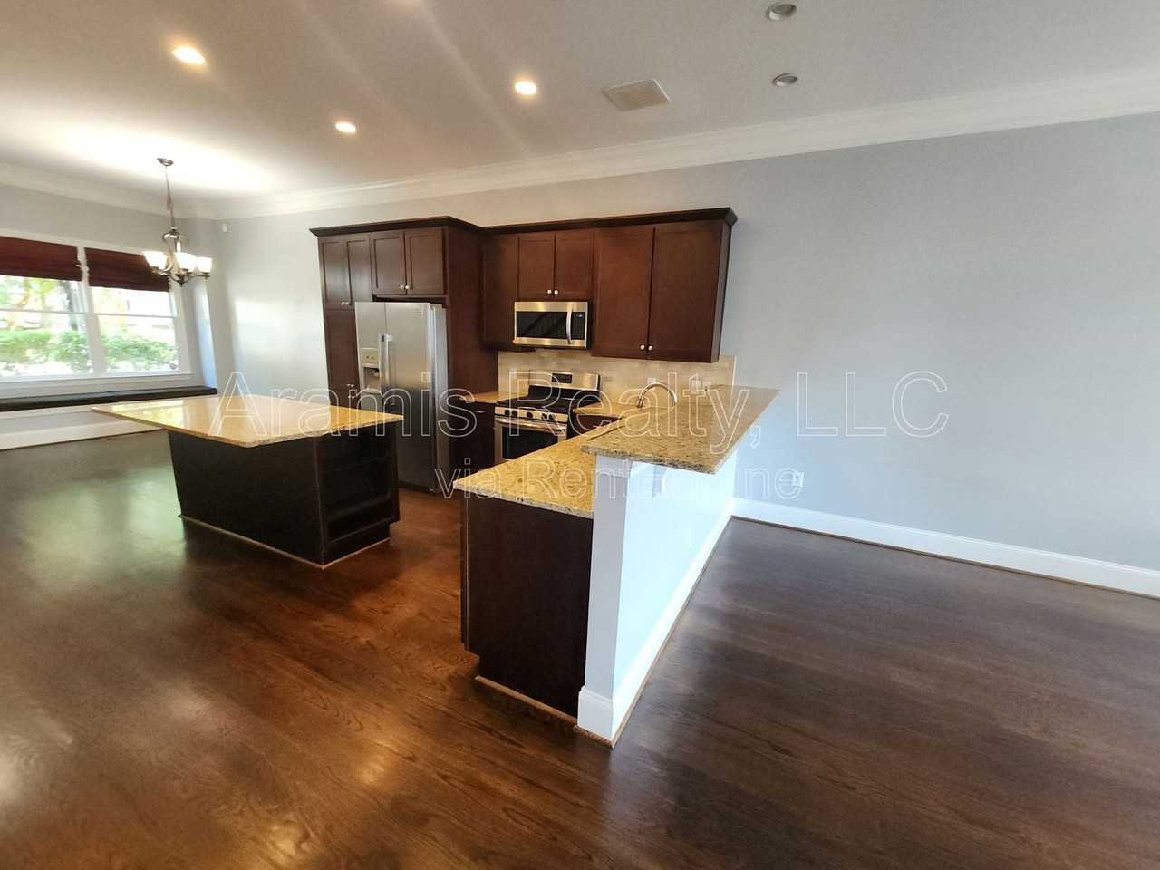 200 Marion Place Northeast #1 - Photo 4 of 26