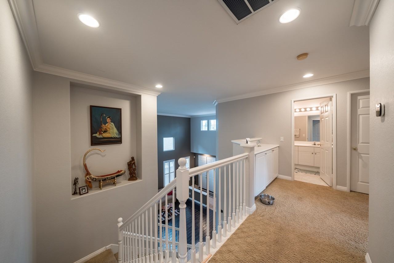 6655 Hollycrest Ct - Photo 2 of 40