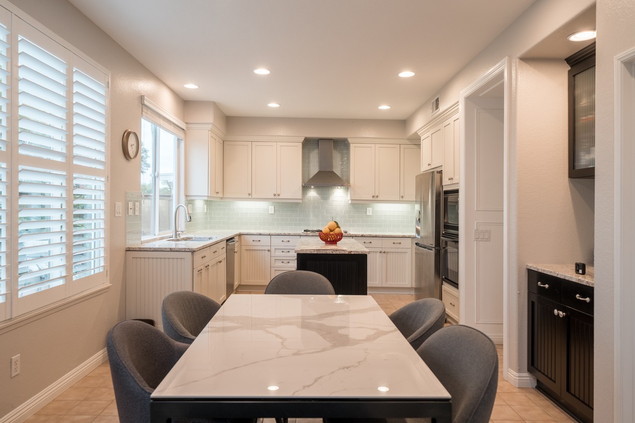 6655 Hollycrest Ct - Photo 3 of 40