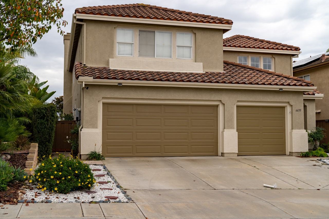 6655 Hollycrest Ct - Photo 2 of 40