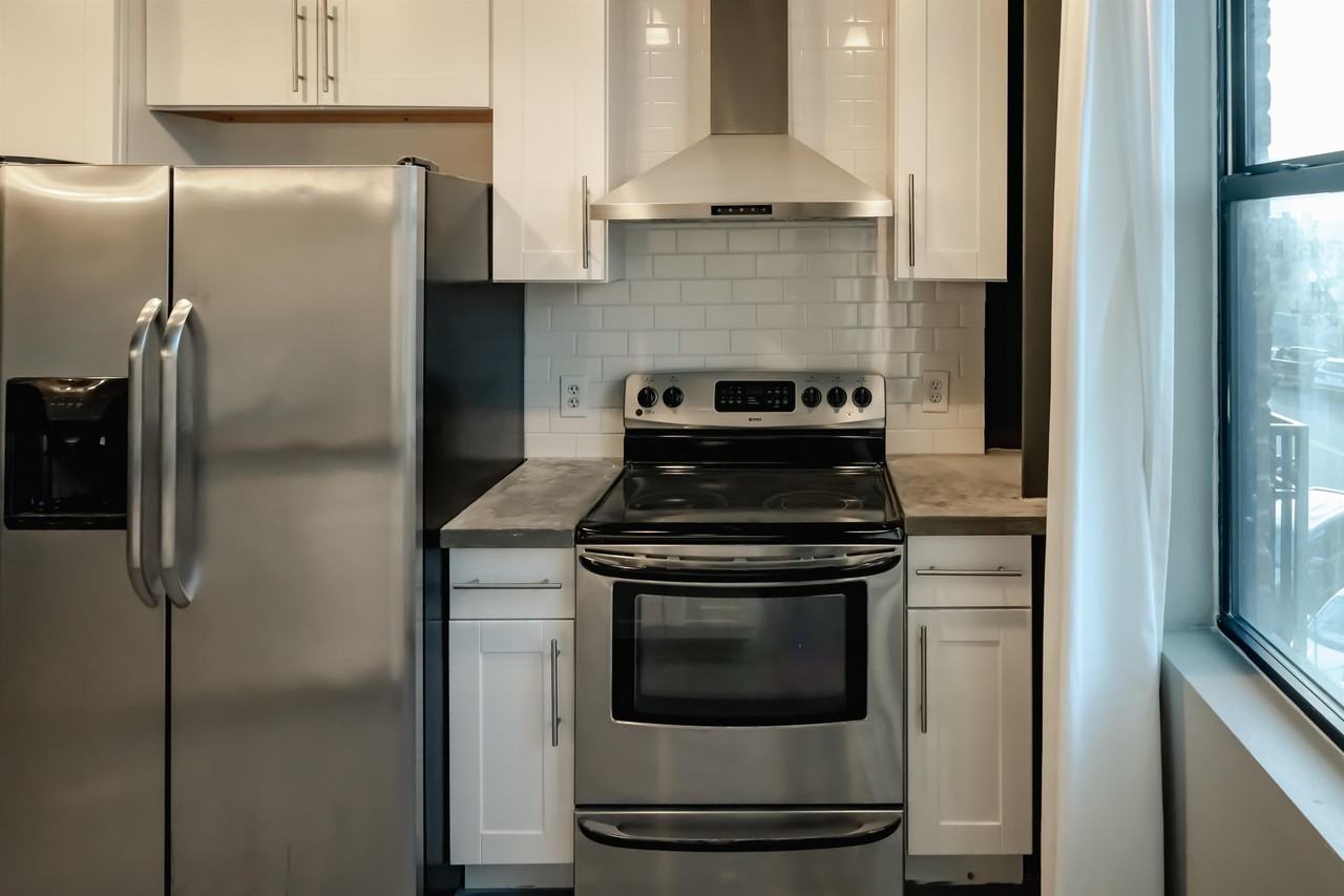 195 25th St #1 - Photo 2 of 10