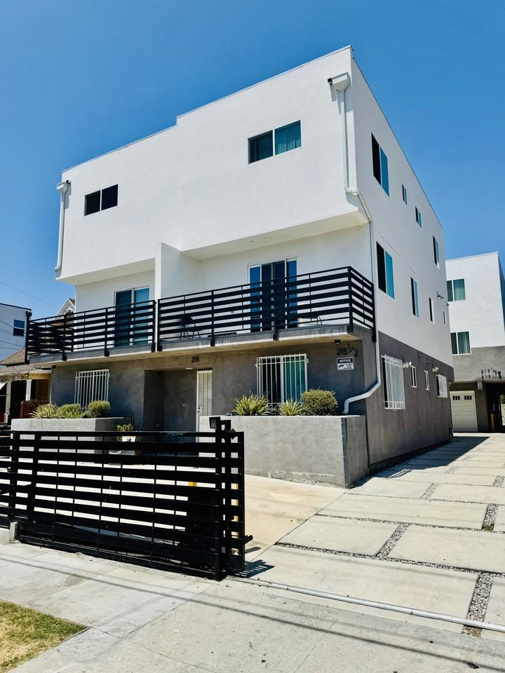 215 1/2 E 29th St #NA - Photo 4 of 21