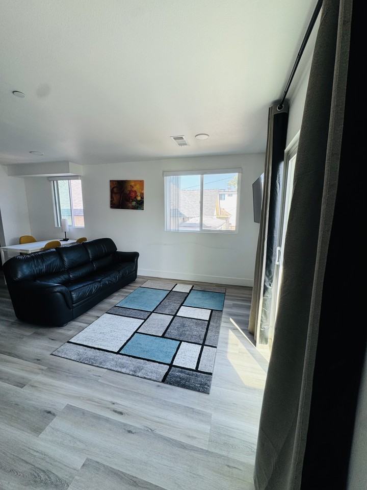 215 1/2 E 29th St #NA - Photo 6 of 21