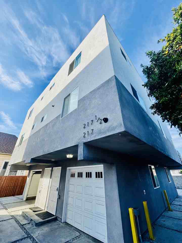 217 1/2 E 29th St #NA - Photo 7 of 17