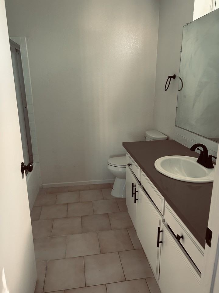 10853 Camarillo St #4 - Photo 7 of 20