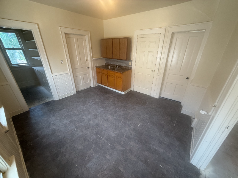 918 S 12th St - Photo 3 of 9