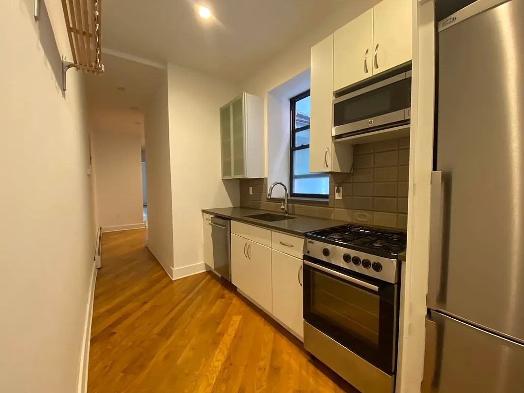 558 Gates Avenue - Photo 3 of 10