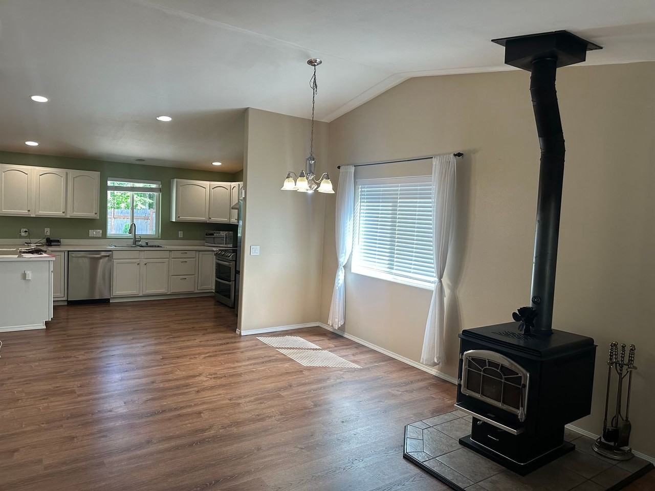 18524 Woodside Dr Se - Photo 3 of 26