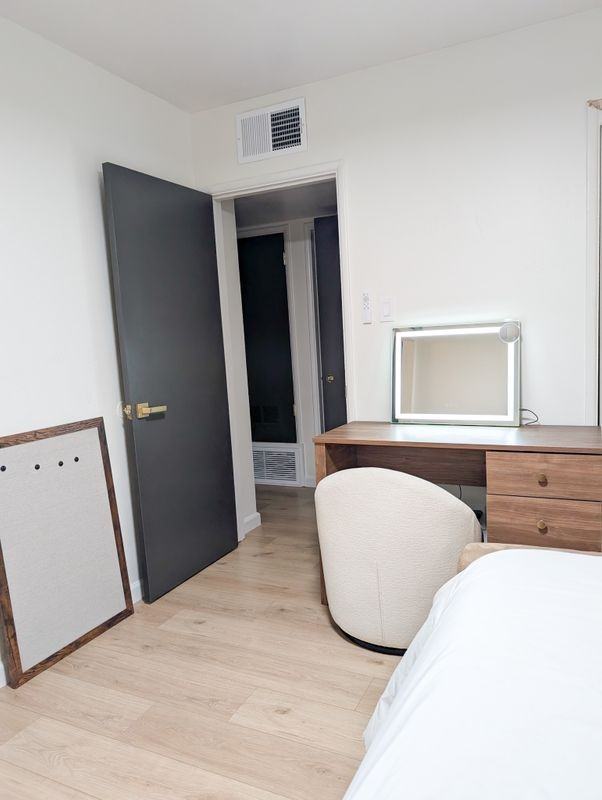 1309 W 10th St - Photo 2 of 8