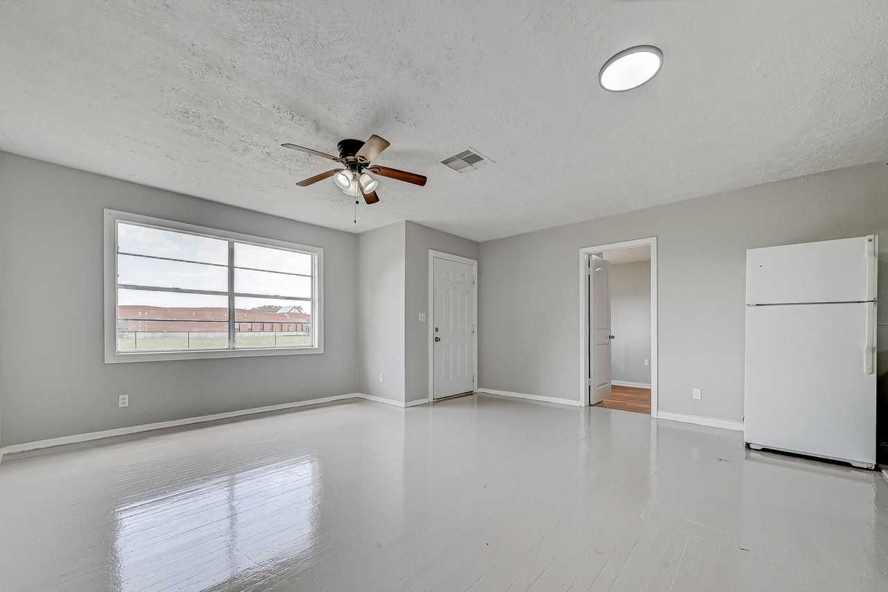 9709 Fairland Dr - Photo 4 of 12