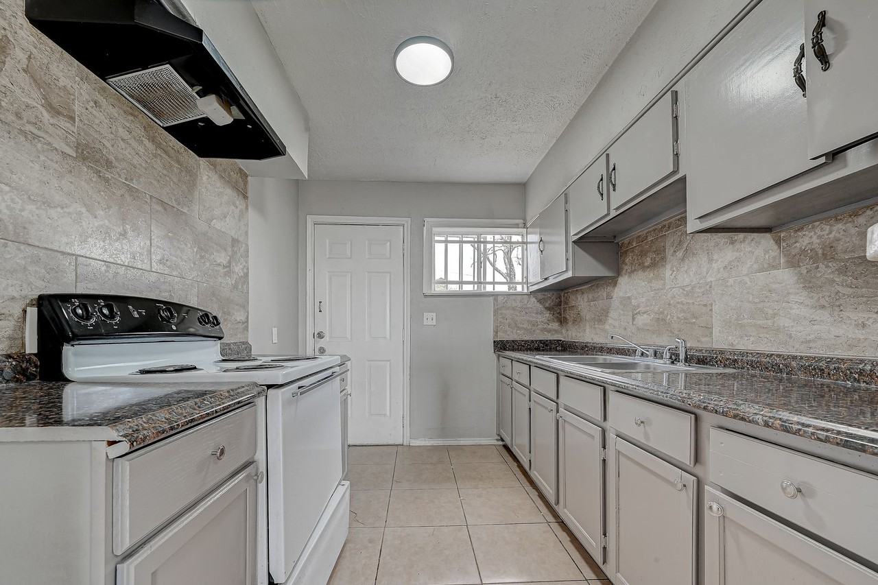 9709 Fairland Dr - Photo 5 of 12