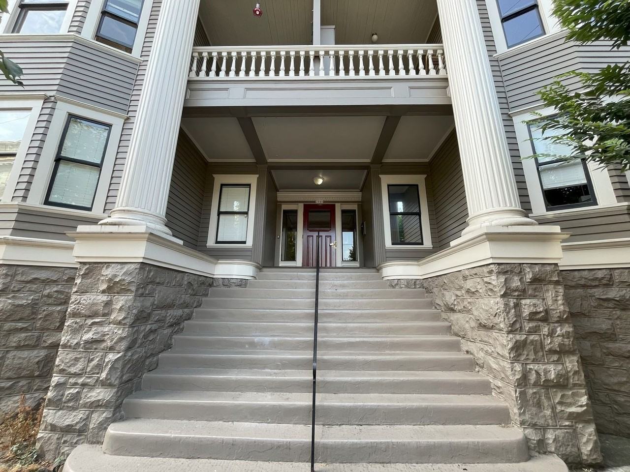 2046 Nw Flanders St #B13 - Photo 4 of 32