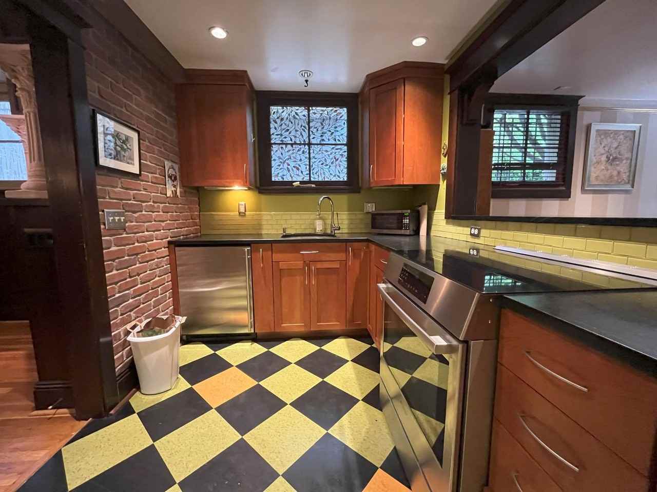 2046 Nw Flanders St #B13 - Photo 5 of 32