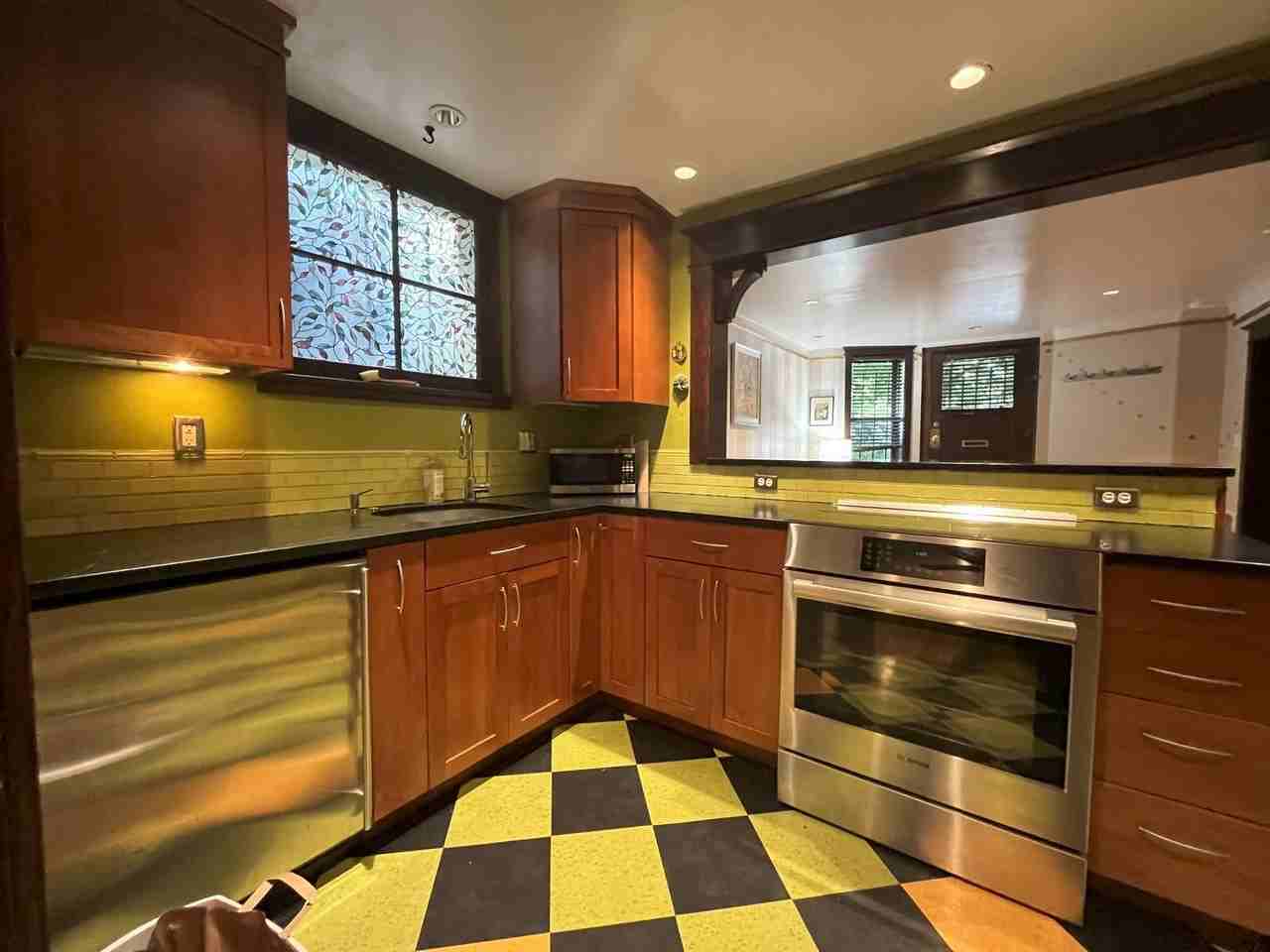 2046 Nw Flanders St #B13 - Photo 6 of 32