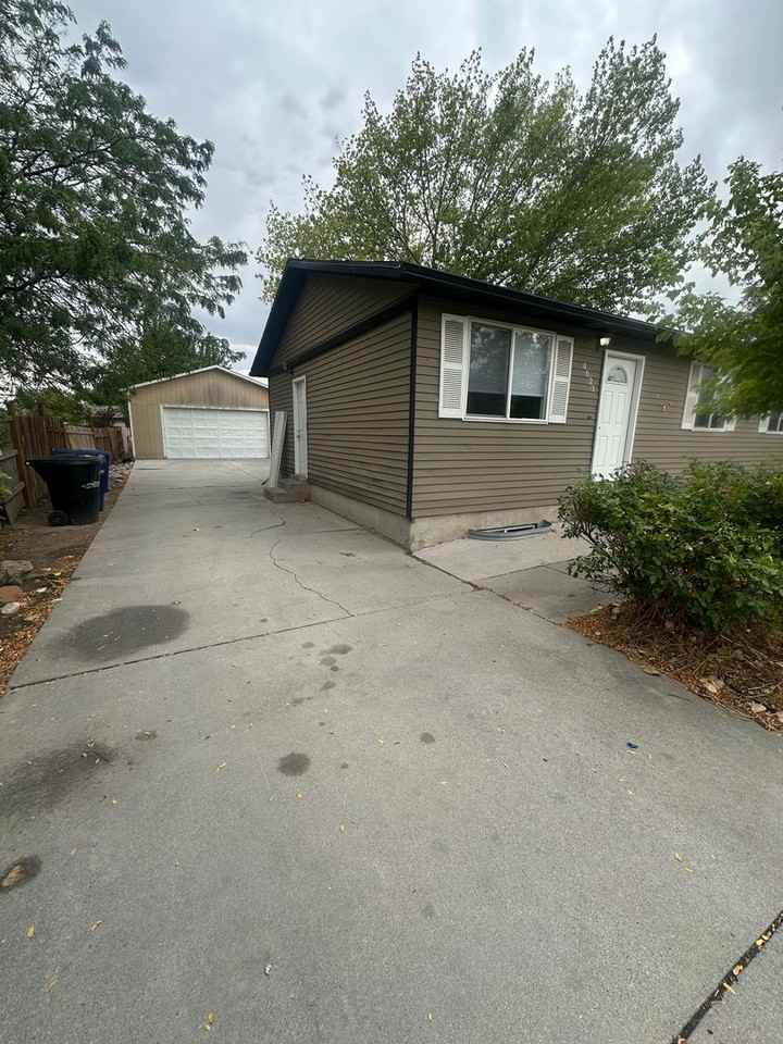 4621 W Salem Ct - Photo 3 of 35