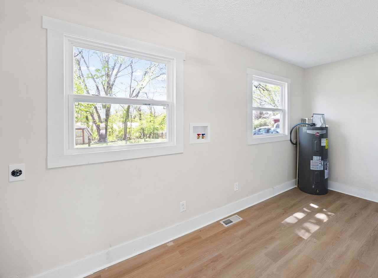 10306 Easum Rd - Photo 6 of 17