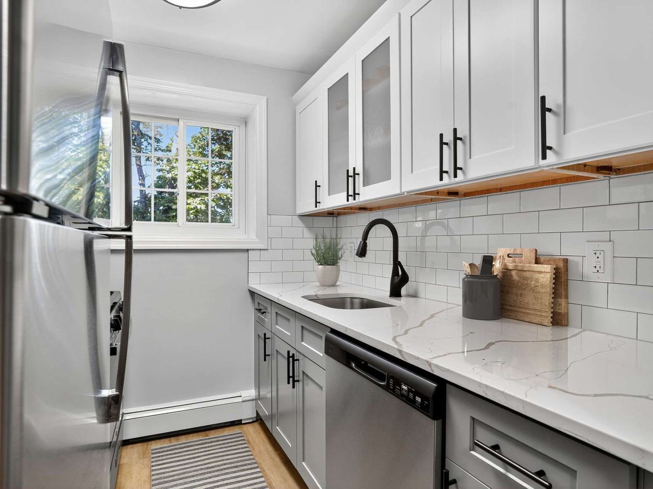 Eagle Rock Apartments at Carle Place - Photo 2 of 13