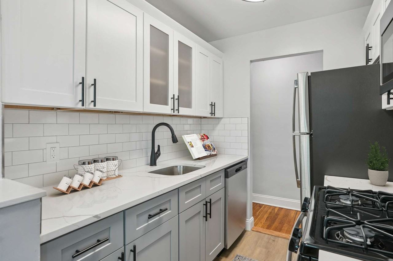 Eagle Rock Apartments at Carle Place - Photo 7 of 13