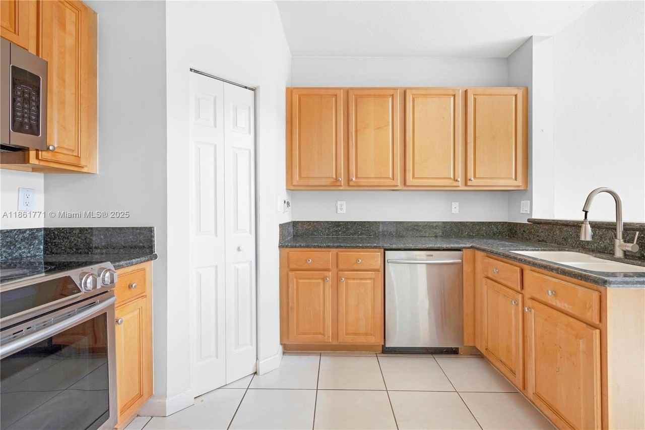 11552 Nw 69th Ter - Photo 4 of 24